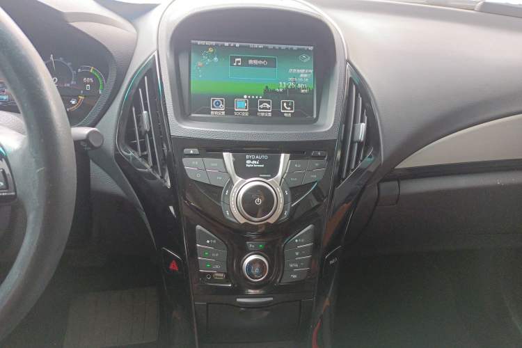 Used BYD Qin New Energy 2015 1.5T Dual-Crown Flagship Plus Edition
