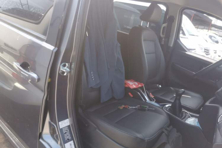 Used Jinbei Gold Hiace 2021 1.5L Passenger Van Travel Lion 6-Seater