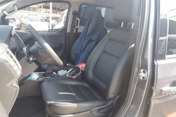 Used Jinbei Gold Hiace 2021 1.5L Passenger Van Travel Lion 6-Seater