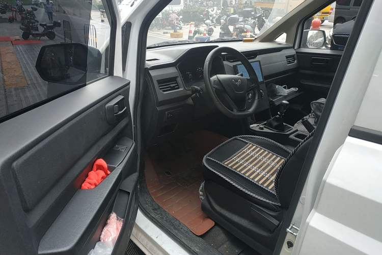 Used Wuling Hongguang PLUS 2019 1.5T Manual Standard Edition 5 Seats
