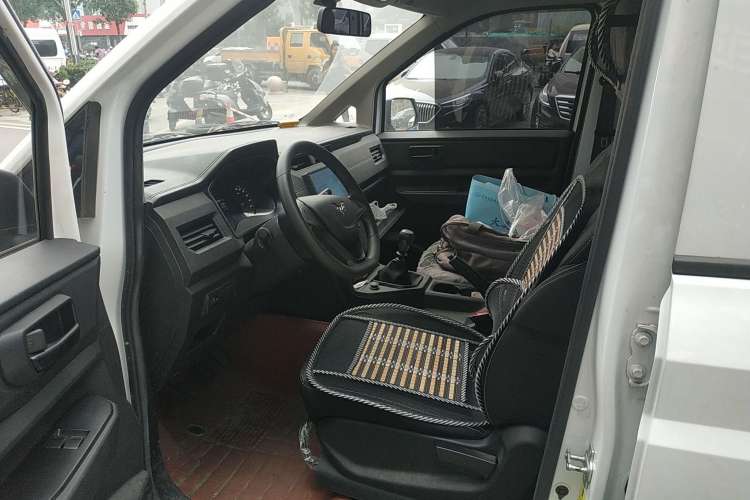 Used Wuling Hongguang PLUS 2019 1.5T Manual Standard Edition 5 Seats