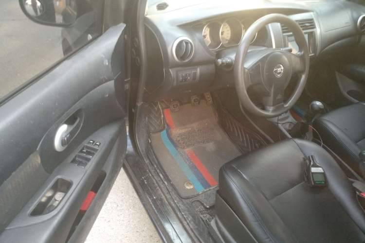 Used Nissan Livina 2010 Jingyue Edition 1.6L Manual All-Around Model
