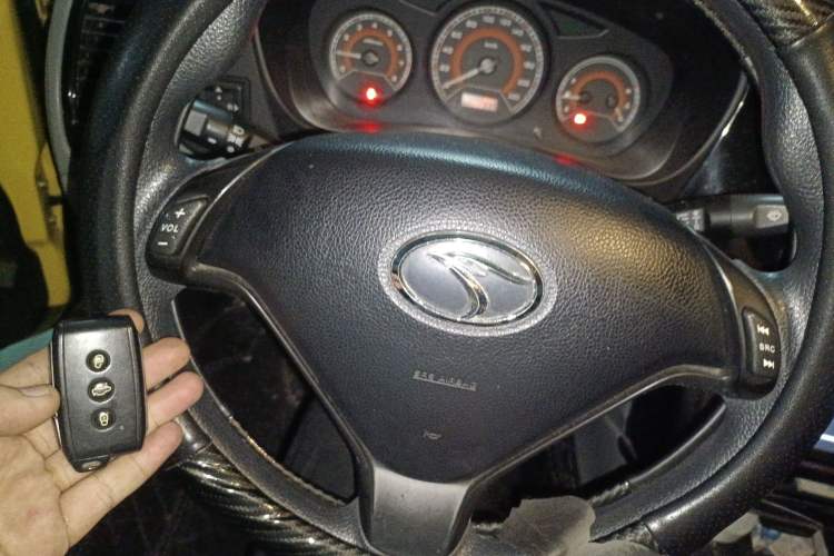 Used Soueast V3 Lingyue 2012 Revised Version 1.5L Manual – Style Edition
