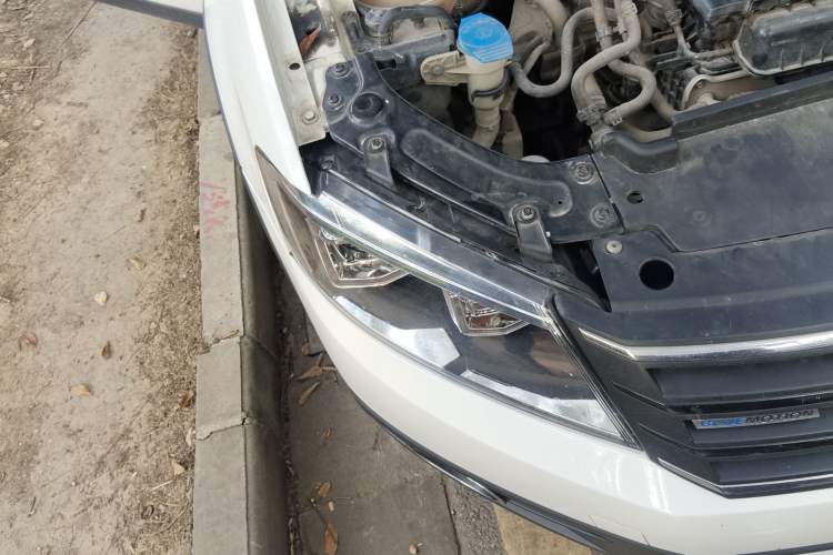 Used Volkswagen Cross Lavida 2014 1.4TSI DSG Right Front Headlight