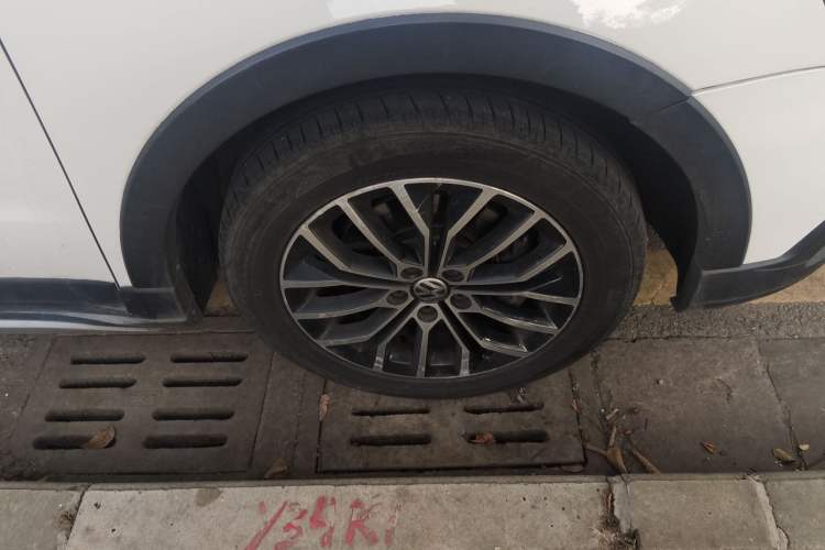 Used Volkswagen Cross Lavida 2014 1.4TSI DSG Right Front Wheel Hub