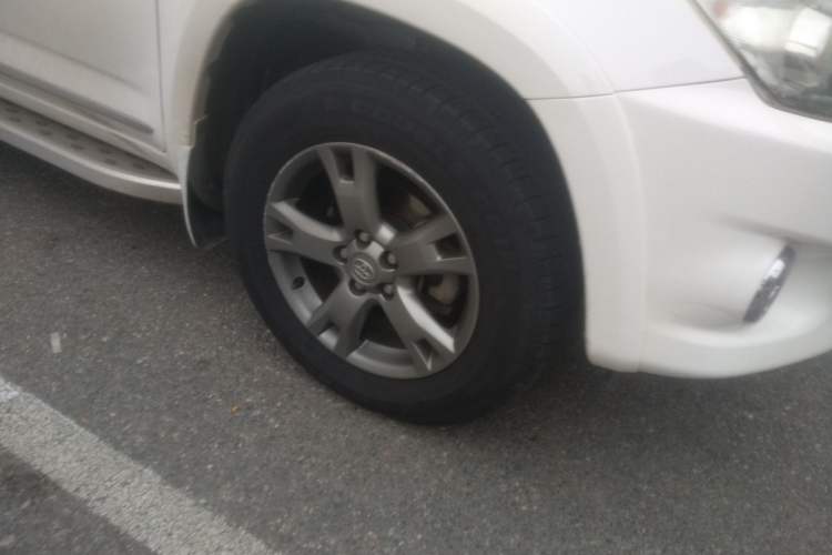 Used Toyota RAV4 2012 Luxurious 2.4L Automatic 4x4 with Stylish Features
