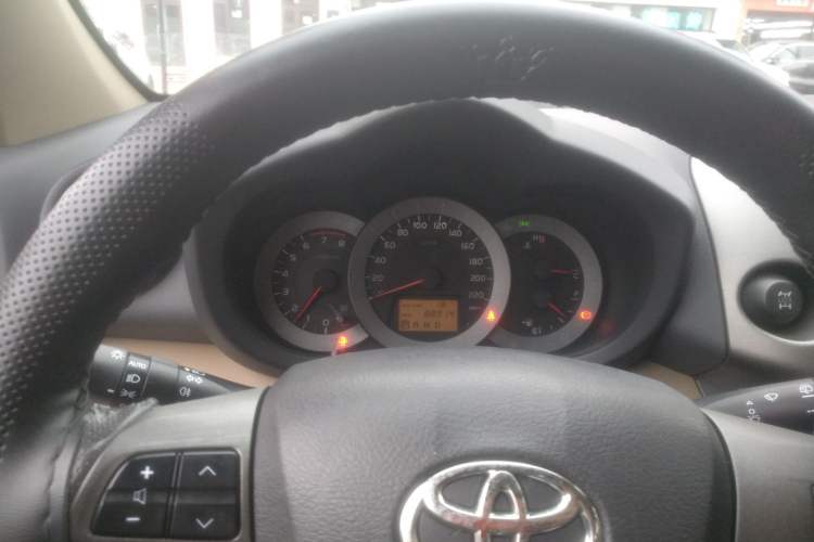 Used Toyota RAV4 2012 Luxurious 2.4L Automatic 4x4 with Stylish Features
