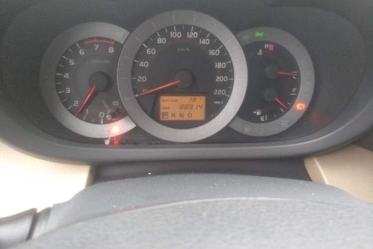 Used Toyota RAV4 2012 Luxurious 2.4L Automatic 4x4 with Stylish Features
