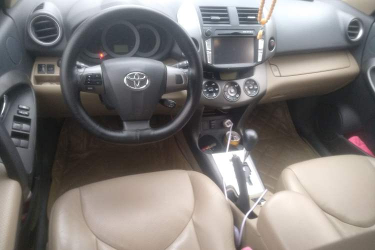 Used Toyota RAV4 2012 Luxurious 2.4L Automatic 4x4 with Stylish Features
