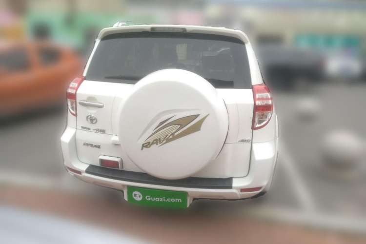 Used Toyota RAV4 2012 Luxurious 2.4L Automatic 4x4 with Stylish Features
