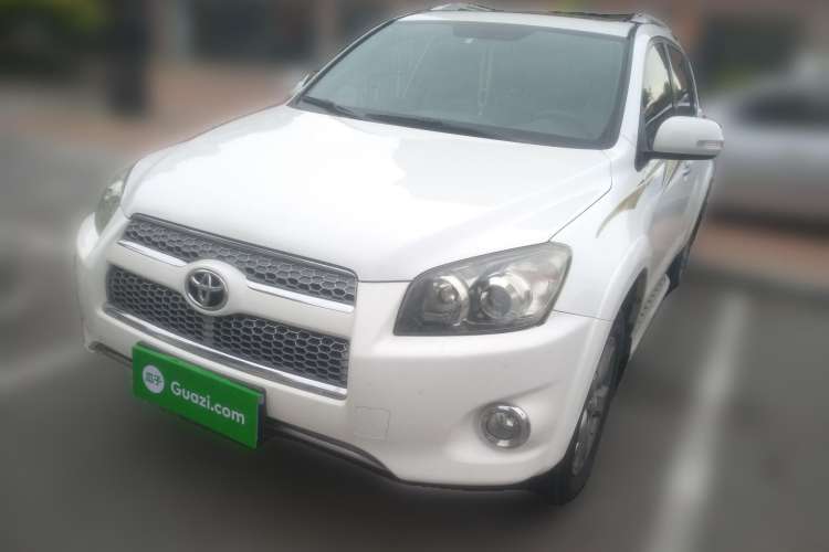 Used Toyota RAV4 2012 Luxurious 2.4L Automatic 4x4 with Stylish Features