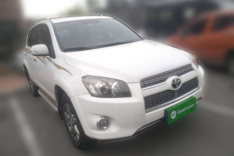 Used Toyota RAV4 2012 Luxurious 2.4L Automatic 4x4 with Stylish Features
