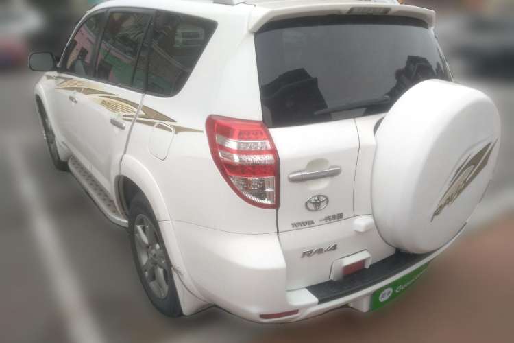 Used Toyota RAV4 2012 Luxurious 2.4L Automatic 4x4 with Stylish Features
