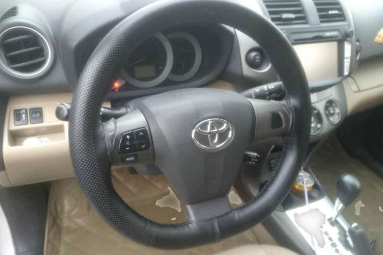 Used Toyota RAV4 2012 Luxurious 2.4L Automatic 4x4 with Stylish Features
