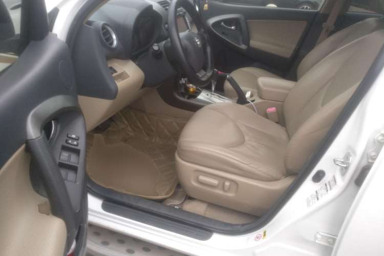 Used Toyota RAV4 2012 Luxurious 2.4L Automatic 4x4 with Stylish Features
