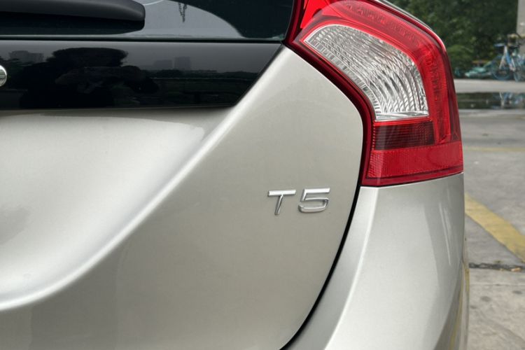 Used Volvo V60 2014 T5 Zhiyi Edition
