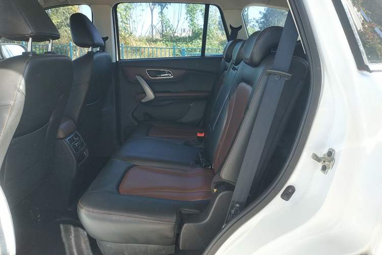 Used SWM X7 2018 Facelift 1.5T Automatic Comfort Version 7 Seats Left Rear Seat
