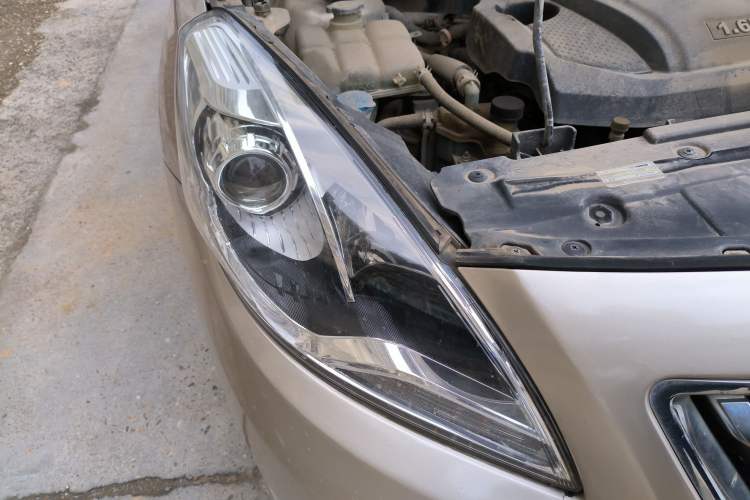 Used Haima Fumei 2014 M5 1.6L Manual Fashion Edition Right Front Headlight