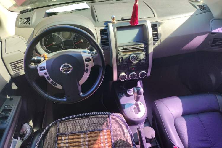 Used Nissan X-Trail 2010 2.5L CVT Flagship Edition 4WD Center Console