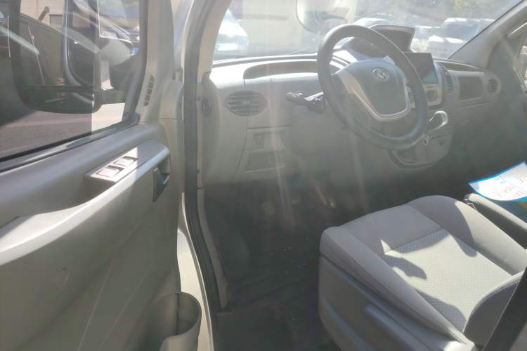 Used SAIC MAXUS Xintu V80 2017 2.5T 6-Speed Manual Aoyuntong National V Short Wheelbase Mid-Height 5/6/10-Seater