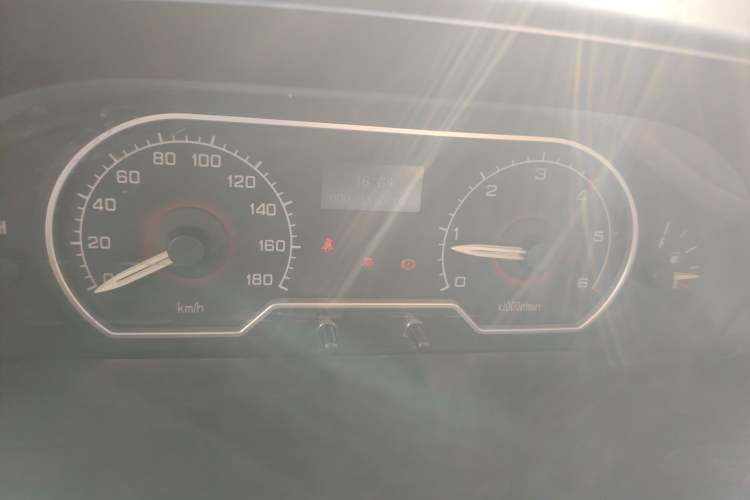 Used SAIC MAXUS Xintu V80 2017 2.5T 6-Speed Manual Aoyuntong National V Short Wheelbase Mid-Height 5/6/10-Seater