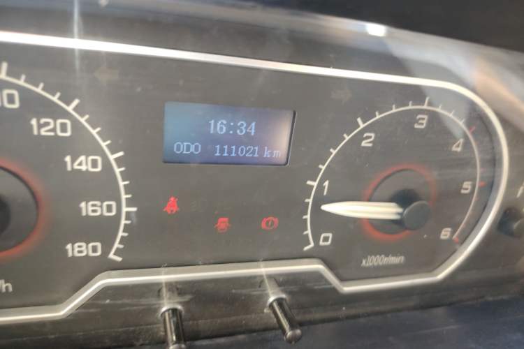 Used SAIC MAXUS Xintu V80 2017 2.5T 6-Speed Manual Aoyuntong National V Short Wheelbase Mid-Height 5/6/10-Seater