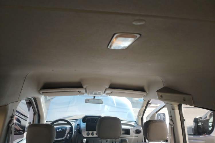 Used SAIC MAXUS Xintu V80 2017 2.5T 6-Speed Manual Aoyuntong National V Short Wheelbase Mid-Height 5/6/10-Seater