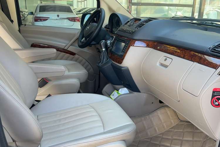 Used Mercedes-Benz Viano 2011 2.5L Navigator Edition Interior 6