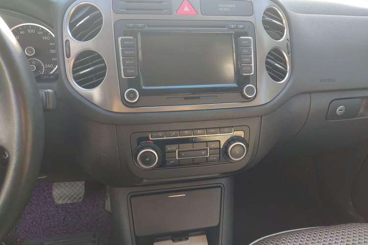 Used Volkswagen Tiguan 2009 2.0 TSI Luxury Edition Audio And AC Panel