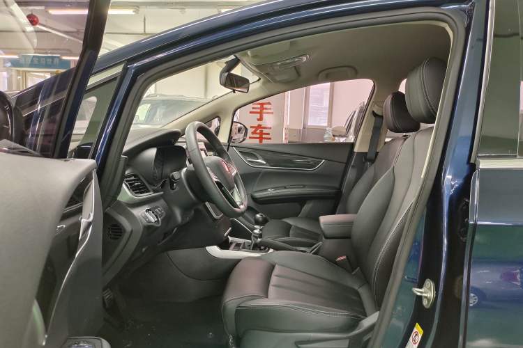 Used BYD Song MAX 2018 1.5T Manual Smart Connect Luxury 6-Seater Interior 2