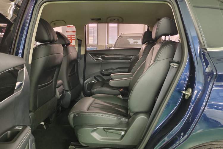 Used BYD Song MAX 2018 1.5T Manual Smart Connect Luxury 6-Seater Interior 3