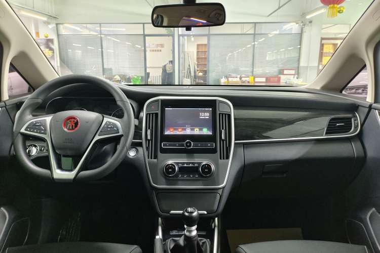 Used BYD Song MAX 2018 1.5T Manual Smart Connect Luxury 6-Seater Interior 1