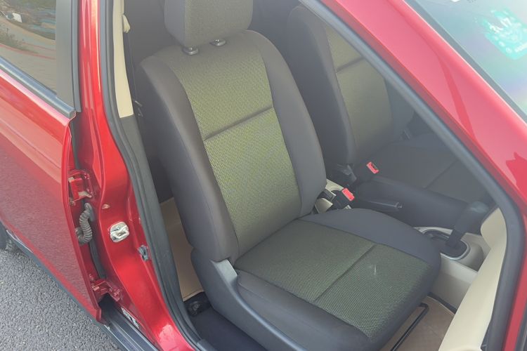 Used Venucia R50 2013 1.6L Automatic Fashion Edition
