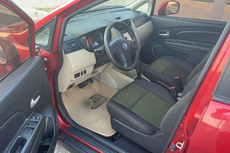 Used Venucia R50 2013 1.6L Automatic Fashion Edition
