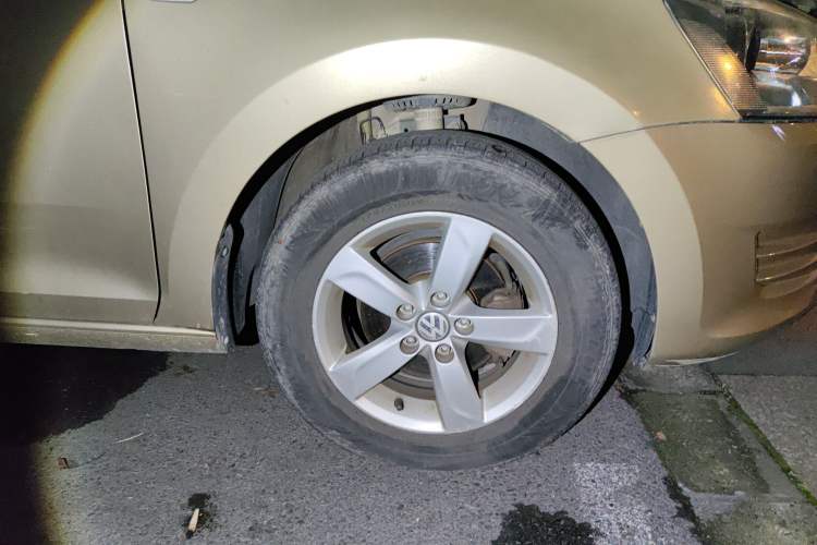 Used Volkswagen Santana 2015 1.6L Automatic Fashion Edition Right Front Wheel Hub