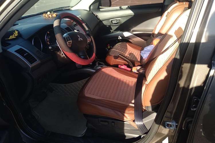 Used Mitsubishi 2012 Kicks 2.0 Sport Navigation Edition
