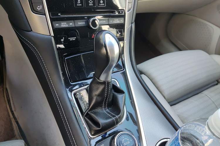 Used Infiniti Q50 2014 3.7L Luxury Sport Edition Gear Lever
