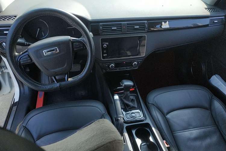 Used Qoros 3 2015 Urban SUV 1.6T Automatic Xuan Dong Party Edition Center Console