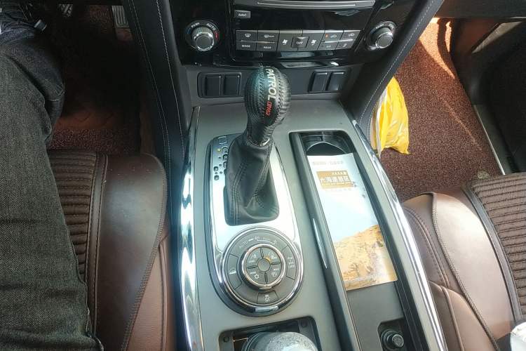 Used Nissan Patrol 2018 4.0L LinkedIn Edition Gear Lever