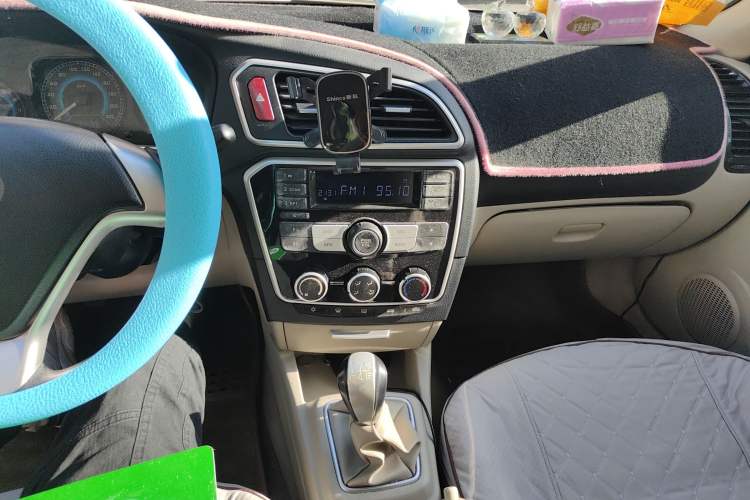 Used Soueast V3 Lingyue 2015 1.5L Manual Happiness Edition