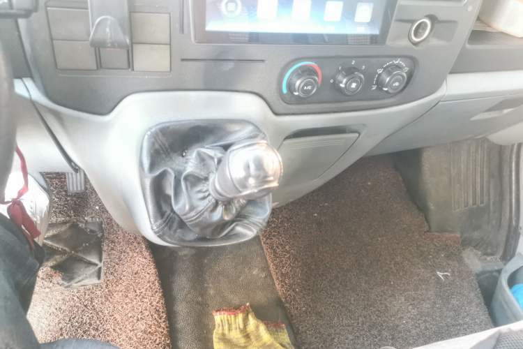 Used Ford Transit Custom 2009 2.4T Diesel Standard Version Short Wheelbase Mid-Roof China Stage III
