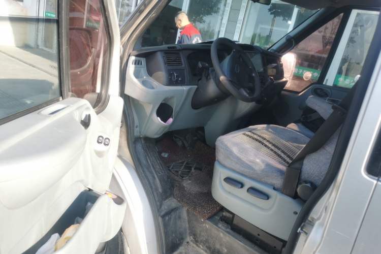 Used Ford Transit Custom 2009 2.4T Diesel Standard Version Short Wheelbase Mid-Roof China Stage III
