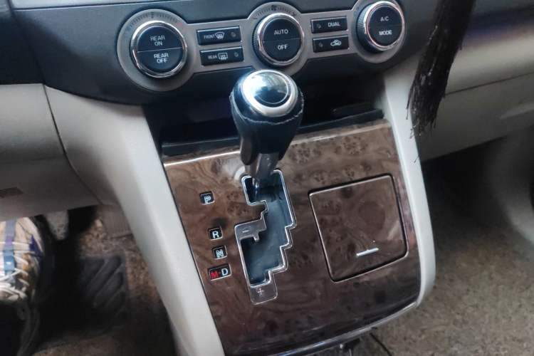 Used Mazda 8 2013 2.5L Ultimate Edition Gear Lever