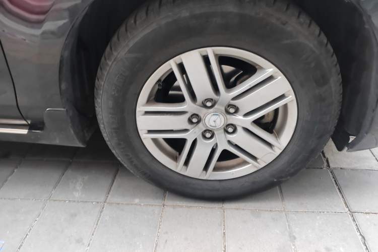 Used Mazda 8 2013 2.5L Ultimate Edition Right Front Wheel Hub