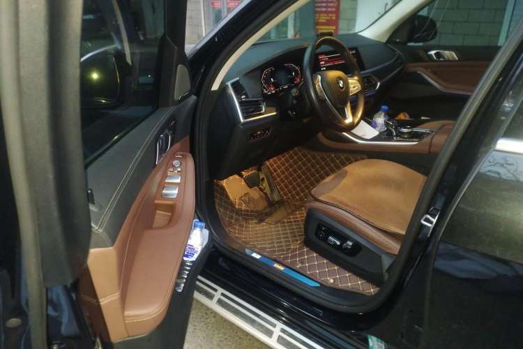 Used BMW X7 2021 xDrive40i Luxury Package with Leading Features