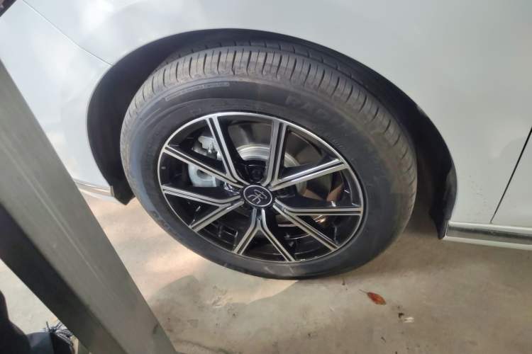 Used BYD Song MAX New Energy 2022 DM-i 105KM Flagship Model Left Front Wheel Hub