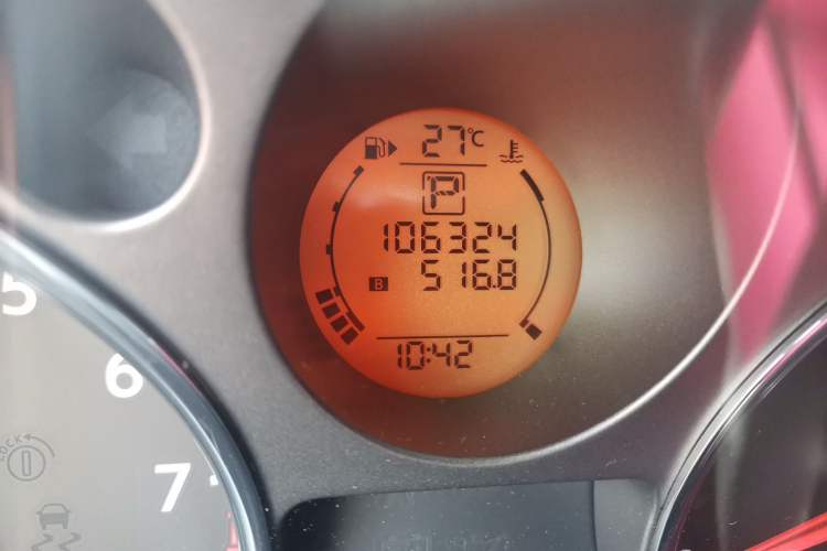 Used Nissan X-Trail 2008 2.0L XE CVT 4WD Odometer Close Up