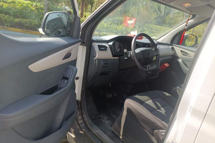 Used SAIC MAXUS EV30 2022 Pure Electric Smart Logistics Expert with Short Wheelbase Guoxuan