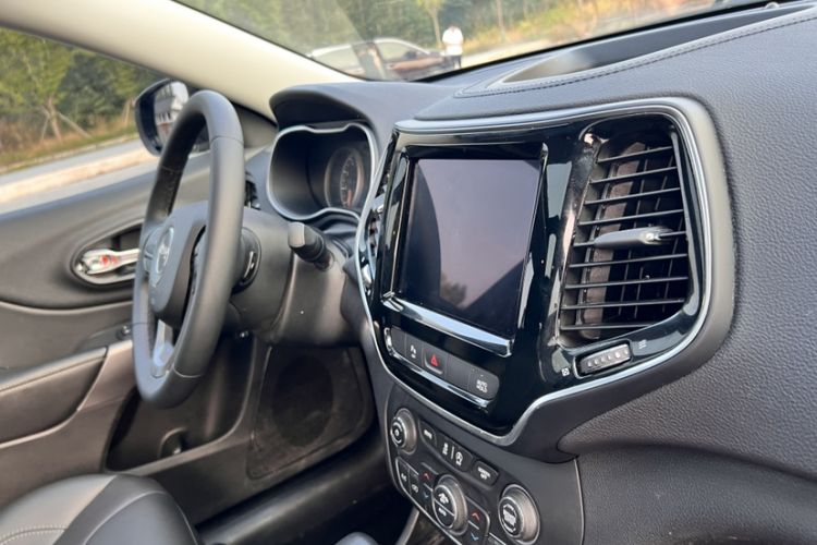 Used Jeep Cherokee 2019 2.0T Two-Wheel Drive Smart Enjoyment Version China VI