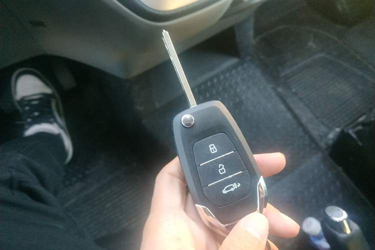 Used SAIC MAXUS Xintu V90 2022 2.0T AMT Yunjie Front-Wheel-Drive Long Wheelbase High-Roof Single-Tire Rear 7-Seater
